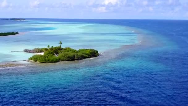 Vista aérea turismo de lujo isla playa viaje por mar azul y fondo de arena blanca — Vídeos de Stock