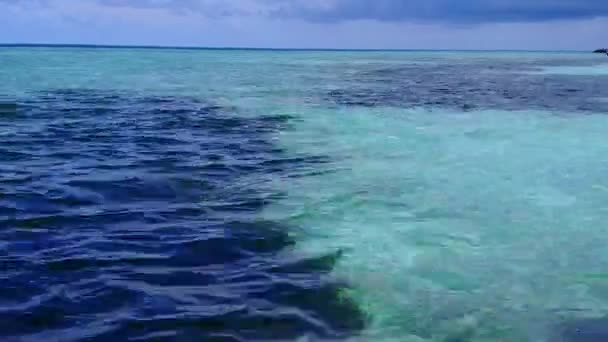 Drone aereo astratto di rilassante laguna spiaggia tempo dal mare poco profondo con sfondo di sabbia bianca — Video Stock