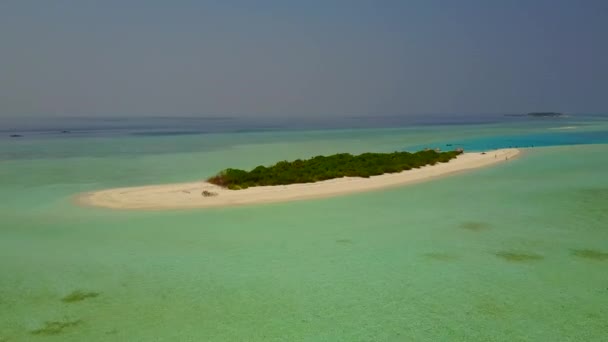 白い砂の背景を持つ青い海による美しい海岸のビーチブレイクのドローンの空中テクスチャ — ストック動画