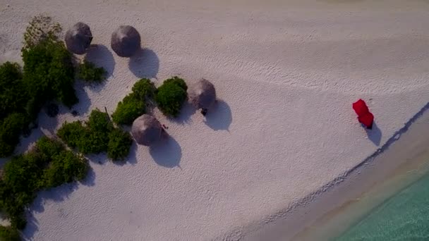 Dron letecké povahy exotický výhled na moře pláž plavba průhlednou vodou s bílým pískem pozadí — Stock video