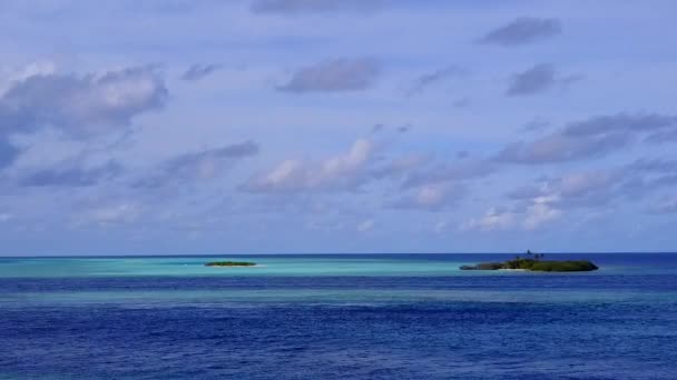 Luchtfoto lucht van idyllisch uitzicht op zee strand vakantie door blauwe oceaan met schone zandachtergrond — Stockvideo