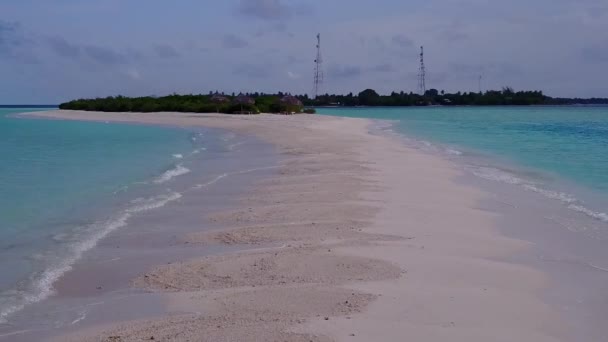 모래사장이 있는 푸른 물이 완벽 한 해변 휴양지의 공중 곡예비행을 하는 모습 — 비디오
