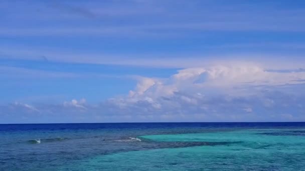 Luchtlandschap van het paradijs toeristische strand levensstijl door aqua blauwe zee met witte zandachtergrond — Stockvideo