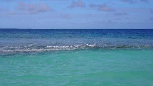 Drone aereo texture di stile di vita spiaggia laguna marina da acqua trasparente con sfondo sabbioso luminoso — Video Stock