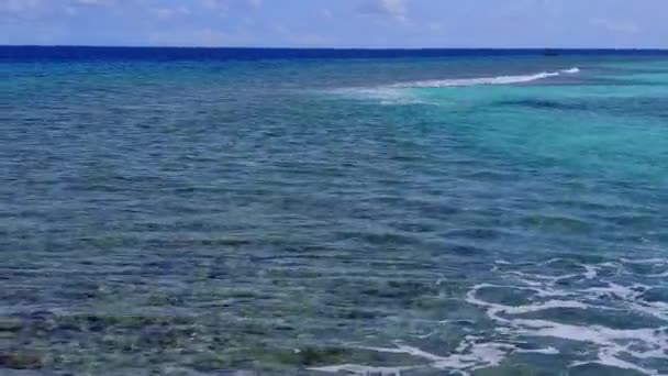 Aereo drone cielo di idilliaca vacanza turistica spiaggia dal mare trasparente con sfondo sabbia pulita — Video Stock