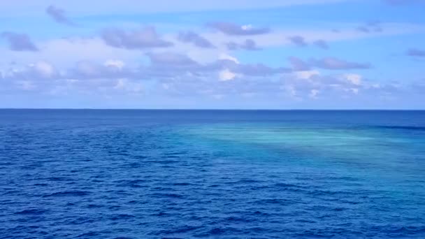 Drone vista turismo do paraíso resort viagem de praia pelo oceano azul e fundo arenoso branco — Vídeo de Stock