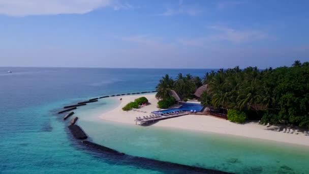 Drone charakter luksusowej zatoki plaża podróż przez błękitne morze i biały piasek tło — Wideo stockowe