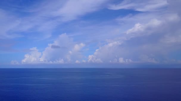 푸른 바 다 와 하얀 모래사장을 배경으로 한 열 대 초호의 해 변 여행의 추상적 인 모습 — 비디오