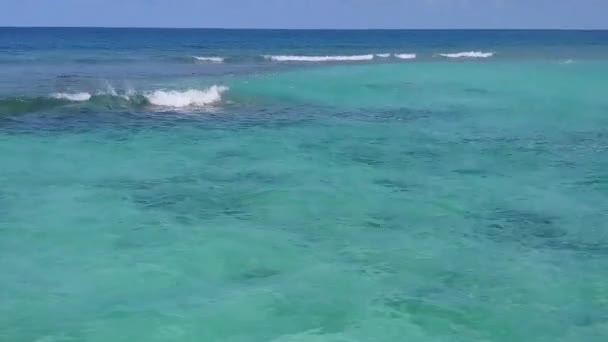 Туризм воздушных беспилотников с прекрасным видом на море на берегу голубого океана на фоне белого песка — стоковое видео