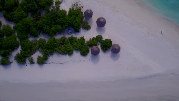 Luchttoerisme van rustige baai strand avontuur door turquoise oceaan met witte zandachtergrond — Stockvideo