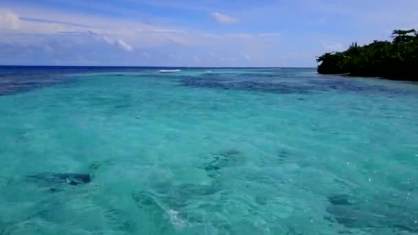 Aerial drone turizmus idilli öböl beach break által sekély lagúna fehér homok háttér — Stock videók