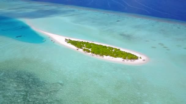 白沙背景蓝绿色海水下豪华海景海滩的空中无人飞行特性 — 图库视频影像