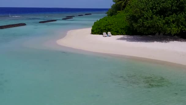 Flygfoto havsbild av tropiska kusten strand äventyr med blått hav med vit sand bakgrund — Stockvideo