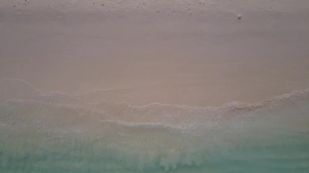 Drohnentourismus der schönen Küste Strandausflug durch blauen Ozean und hellen Sandhintergrund — Stockvideo