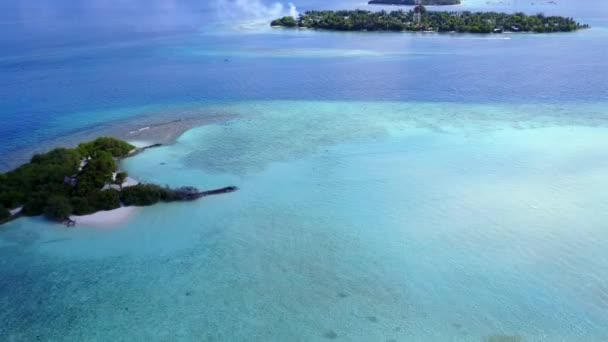 Aereo drone paesaggio marino di idilliaca avventura spiaggia turistica da oceano trasparente e sfondo sabbioso luminoso — Video Stock