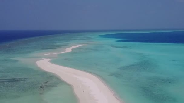 Aerial drone krajobrazy pięknej plaży wyspy czas przez czyste morze i jasne tło piasku — Wideo stockowe