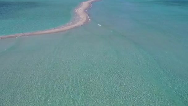 Antenn himmel vacker vik strand resa med turkos lagun och ren sand bakgrund — Stockvideo