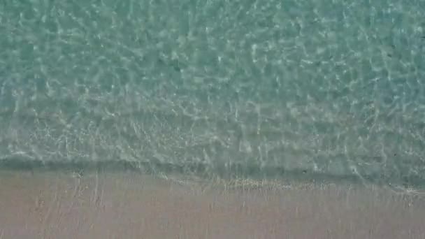 Luchtfoto drone natuur van perfecte eiland strand tijd door blauwe lagune met witte zandachtergrond — Stockvideo