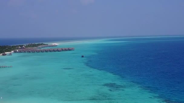 Vista aérea panorámica de la playa exótica de la orilla del mar aventura por el agua transparente y fondo de arena blanca — Vídeo de stock
