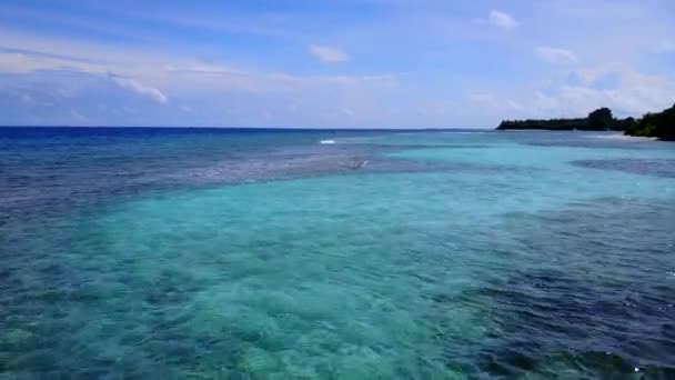 Luchtvaart van ontspannen eiland strand vakantie door blauwe lagune en witte zandachtergrond — Stockvideo
