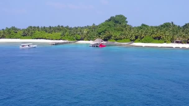 Luftbild der paradiesischen Küste Strand Reise durch die blaue Lagune mit weißem Sand Hintergrund — Stockvideo
