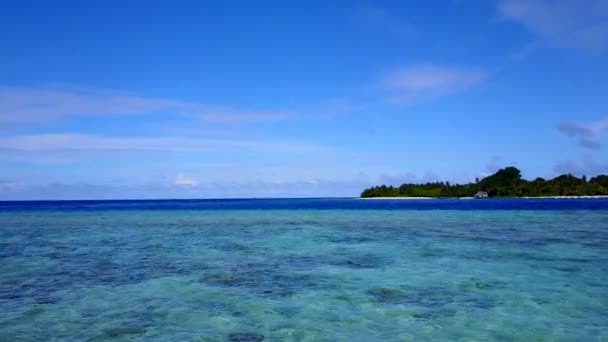 Widok z lotu ptaka charakter egzotycznej plaży turystycznej przez aqua blue laguny z białym, piaszczystym tle — Wideo stockowe
