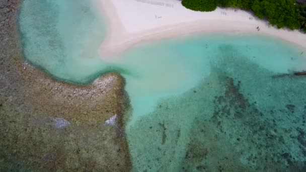 白い砂の背景を持つ青い海による牧歌的な海のビーチの航海の無人島の風景 — ストック動画