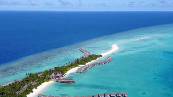 Drohnenflüge von tropischen Küsten Strand Lifestyle durch blauen Ozean und weißen Sandhintergrund — Stockvideo