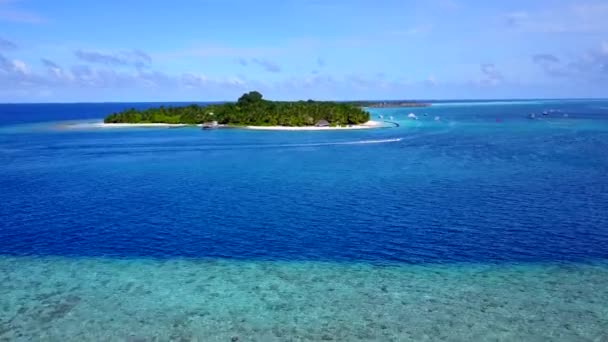 Luchtfoto textuur van idyllisch uitzicht op zee strand break door blauwe lagune en witte zandachtergrond — Stockvideo