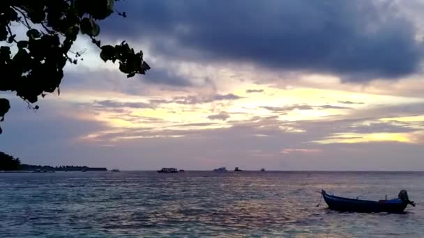 Viaggio aereo di tranquilla isola spiaggia viaggio dal mare turchese con sfondo di sabbia bianca — Video Stock