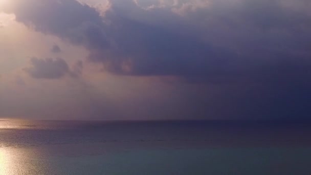 Letecká krajina klidné pobřeží pláž dobrodružství podle modrého zeleného moře a bílého písku pozadí — Stock video
