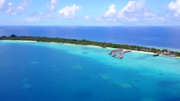 Panorama drona lotnicza idylliczne wybrzeże plaży wakacje przez błękitną lagunę i biały piasek tło — Wideo stockowe