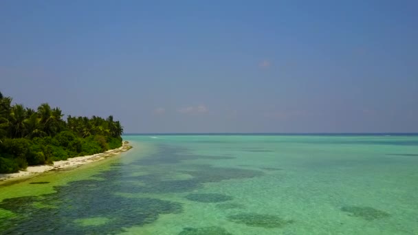 Drone uitzicht panorama van het paradijs aan zee strand reis door de blauwe oceaan en witte zandachtergrond — Stockvideo