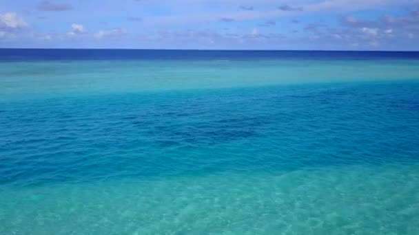 Panorama de drones aéreos da costa tropical tempo de praia por oceano azul e fundo de areia brilhante — Vídeo de Stock