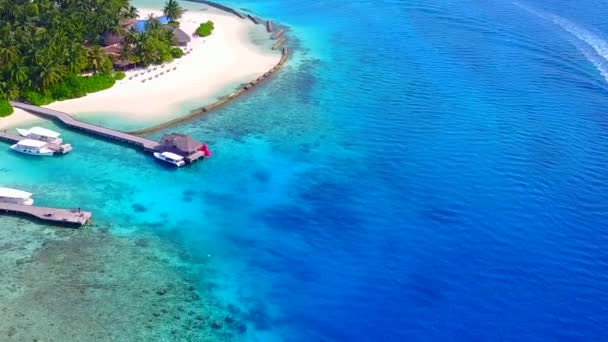 Luchtfoto panorama van ontspannend eiland strand avontuur door blauwe lagune met wit zand achtergrond — Stockvideo