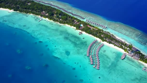 Paisaje de vista aérea de estilo de vida de playa de costa perfecta por laguna verde azul y fondo de arena blanca — Vídeo de stock