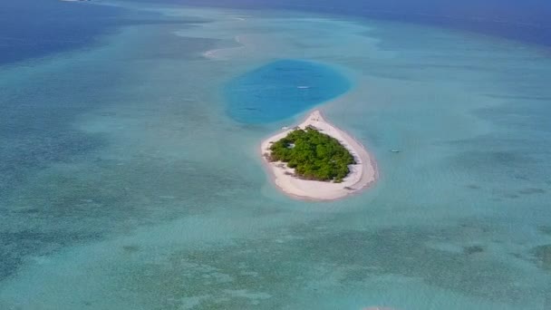Drone powietrzny krajobraz egzotycznego morza widok na plażę przerwa przez niebieską lagunę i białe piaszczyste tło — Wideo stockowe