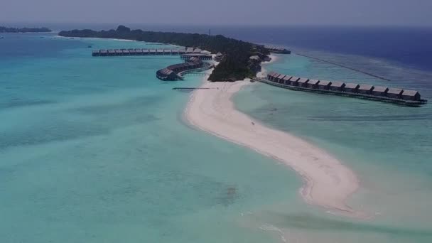 Воздушный беспилотник морской пейзаж с прекрасным видом на море образ жизни на чистом океане и белом песчаном фоне — стоковое видео