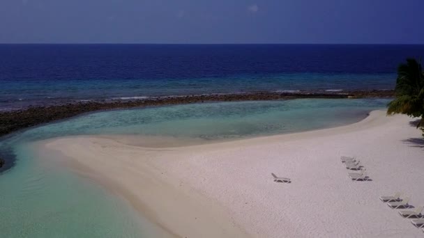 Drone view tourism of tropical τουριστική παραλία περιπέτεια από διαφανή λιμνοθάλασσα με καθαρό φόντο άμμο — Αρχείο Βίντεο