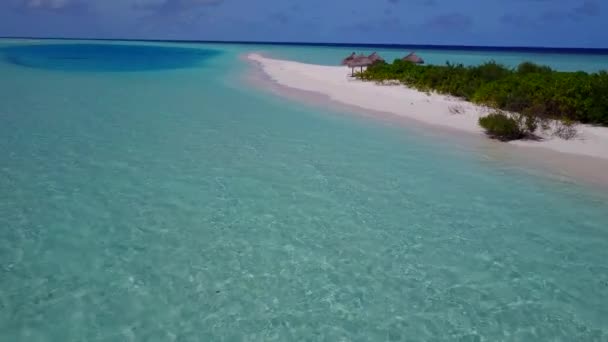 Flygfoto havsutsikt landskap av paradiset havsutsikt strand resa med grunt hav med vit sand bakgrund — Stockvideo