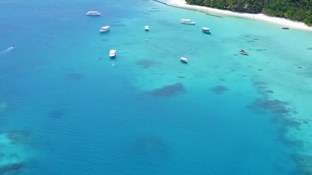 Langit drone udara liburan pantai yang indah oleh laut biru dengan latar belakang pasir yang cerah — Stok Video