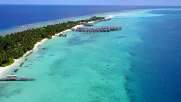 Letecký drone příroda exotické pobřeží pláž životní styl podle modrého zeleného oceánu a bílého písečného pozadí — Stock video