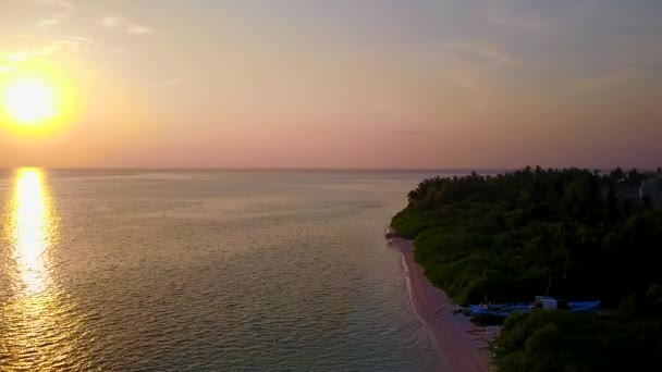 Luchtfoto drone textuur van ontspannende kust strand vakantie door heldere lagune met heldere zandachtergrond — Stockvideo