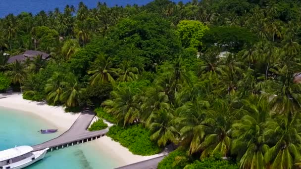 Drone uitzicht hemel van tropische kustlijn strand vakantie door ondiepe lagune en witte zandachtergrond — Stockvideo