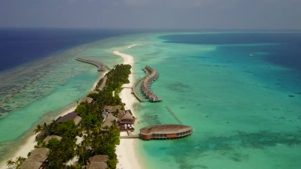 Vzdušné drone textura relaxační laguny pláž dobrodružství transparentním oceánem a bílým pískem pozadí — Stock video