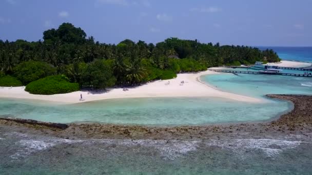 Aerial abstrakt spokojnej laguny czas plaży przez błękitne zielone morze z białym, piaszczystym tle — Wideo stockowe