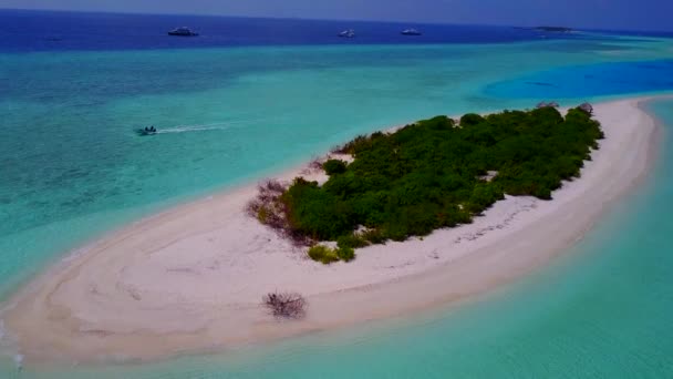 Paisaje marino de drones aéreos de idílico viaje por la playa de la bahía con agua clara y fondo arenoso brillante — Vídeos de Stock
