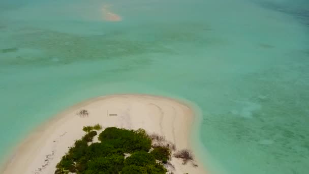 Vista aérea paisagem marítima de luxo vista mar viagem de praia por mar azul e fundo de areia branca — Vídeo de Stock