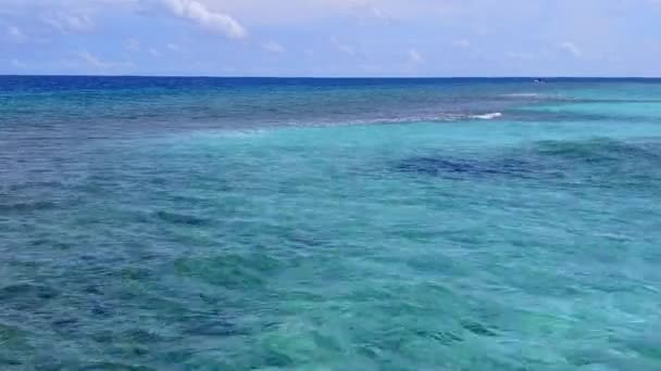 Воздушная абстракция пляжного отдыха на тропическом побережье с чистой водой и белым песком — стоковое видео
