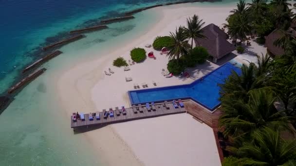 Drone εναέρια θαλασσογραφία του τέλειου ταξιδιού παραλία θέρετρο με γαλάζια νερά και καθαρή άμμο φόντο — Αρχείο Βίντεο